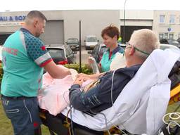 Het ambulanceteam in Eersel maakt zich op voor het EK. (Foto: Omroep Brabant)