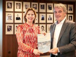 Minister Cora van Nieuwenhuizen neemt het advies van Pieter van Geel in ontvangst (foto: Wim Hollemans Fotografie).