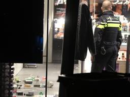 De politie doet onderzoek na de ramkraak in Heesch. (Foto: Gabor Heeres/SQ Vision)