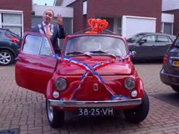 Burgemeester Anton Ederveen gaat in een Fiat 500 bij de gelukkigen langs.