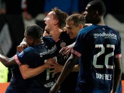 Luuk de Jong viert de 2-0 tegen Willem II. (foto: VI-Images)