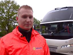 Ivo's Koningsdag ziet er dit jaar anders uit: zijn vriendengroep begeleidt eigen pendelbussen.