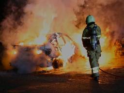 De brandweer bluste de autobrand in de Spoorlaan in Oss. (Foto: Gabor Heeres/SQ Vision)