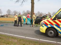 Een auto is tegen een boom gebotst in Bakel. (Foto: Martien van Dam/SQ Vision)