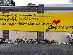 Spandoek en bloemen voor omgebrachte Ger van Zundert tijdens de herdenking. (Foto: René van Hoof)