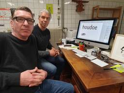 Ontwerpers Ivo van Leeuwen en Sander Neijnens met hun lettertype TilburgsAns. (Foto: Collin Beijk)