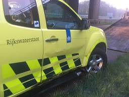 De auto van Rijkswaterstaat werd aangereden. (Foto: Twitter Ovd_Kimberly)
