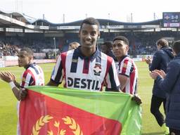 Alexander Isak poseert met de vlag van Eritrea na het duel tegen Zwolle. Foto: VI Images.