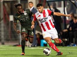 Huseyin Dogan van TOP Oss in duel met Fankaty Dabo. Foto: VI Images.