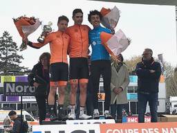 Hidde van Veenendaal op het podium bij Parijs-Roubaix.