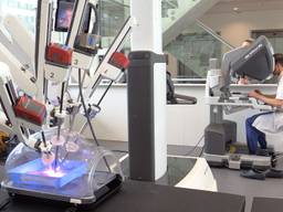 Chirurg Misha Luyer demonstreert de operatierobot.