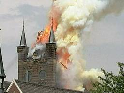De brand in de monumentale Petruskerk in 1998.