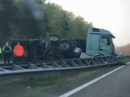 De vrachtwagen heeft de vangrail geramd. (Foto: Rijkswaterstaat)