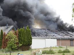 Veel rookontwikkeling bij een grote brand in Sint Hubert. (Foto: SK-Media)