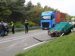 De aanhanger kwam in botsing met een vrachtwagen. (foto: Harrie Grijseels / SQ Vision)