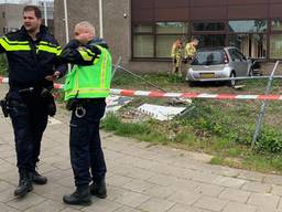 De auto botste tegen de gevel van het bedrijf. (Foto: SQ Vision)