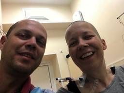 Bianca en haar man Michiel in het ziekenhuis in Moskou. (Foto: Bianca Leesberg)