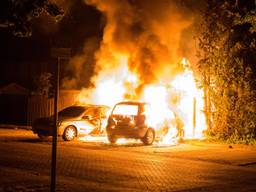 De auto's in lichterlaaie. (Foto: Alexander Vingerhoeds)