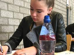 Bibi (15) concentreert zich op haar eerste examen: biologie.