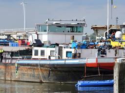 Het schip in de haven van Moerdijk waar het drugslab werd ontdekt.