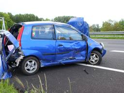 Auto slaat over de kop op A29 bij Heijningen (Foto: 112Nieuwsonline)