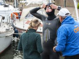 Maarten van der Weijden oefende half mei voor zijn nieuwe Elfstedenzwemtocht. (Foto: ANP)