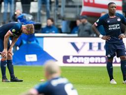 Teleurstelling bij de PSV-spelers na de nederlaag tegen AZ. (Foto: VI Images)