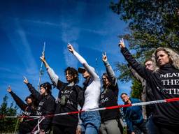 Demonstranten bij de varkensstal in Boxtel. (Foto: Rob Engelaar)