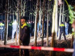 De demonstranten worden uit de stal gehaald en afgevoerd. (Foto: Sem van Rijssel)