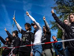 Dierenactivisten protesteerden voor een varkensstal. (Foto: Rob Engelaar)