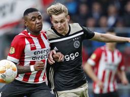 Steven Bergwijn in duel met Frenkie de Jong (foto: ANP).