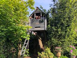 Abel en zijn oma in de zelfgebouwde boomhut (Foto: Imke van de Laar)