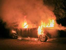 De oldtimer is helemaal uitgebrand in Helmond (Foto: Harrie Grijseels).
