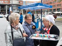 Duncan Donuts van Betty proeven. (Foto: Levin den Boer)