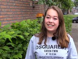 15 jarige Finn Jutting legt samen met haar overgrootmoeder krans op de Dam.