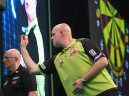 Michael van Gerwen in actie in de Premier League (foto: Lawrence Lustig/PDC).