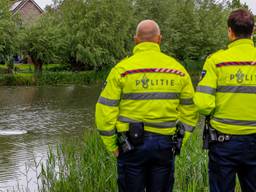 De auto ging bijna kopje onder in de vijver. (Foto: Marcel van Dorst/ SQ Vision)