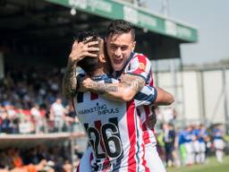 Renato Tapia (links) en Pol Llonch juichen na een doelpunt van Willem II. (Foto: VI Images)