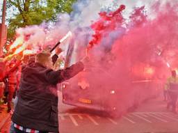 Honderden supporters zwaaien de spelersbus uit. (foto: Toby de Kort)