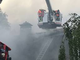 Bij de brand komt veel rook vrij. Foto: Omroep Brabant