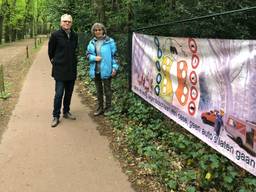 Peter Collard en Nelly Theunissen bij een spandoek in de Jagersboschlaan.