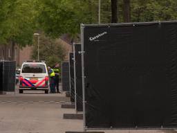 De zwarte hekken bij de moskee op 6 mei.