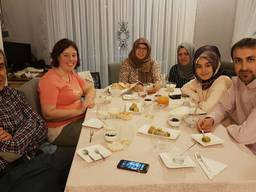 Dursun (links) en zijn gasten tijdens de iftar.
