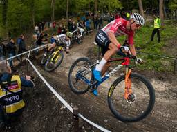 Van der Poel in actie op de mountainbike in Albstadt vorige week. (Foto: VI Images)