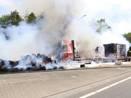 De brandweer probeert het vuur te blussen. (Foto: Harrie Grijseels/SQ Vision)