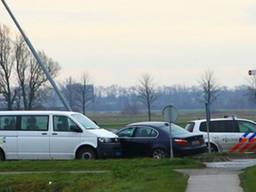 De politie bij het Volkswagenbusje en de BMW (foto: Charles Mallo/SQ Vision).