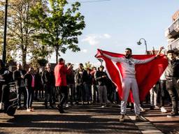 Tegendemonstranten bij de Pegida-demonstratie in Eindhoven. De politie hield tien mensen aan. (Foto: Rob Engelaar).