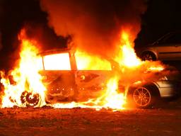 De Opel Astra ging in vlammen op. (Foto: Gabor Heeres / SQ Vision Mediaprodukties)