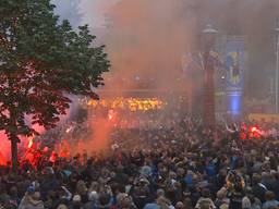 Het Raadhuisplein was afgeladen vol voor de huldiging