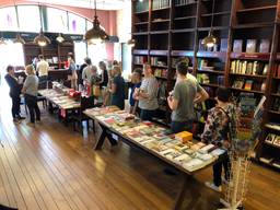Zaterdag is de laatste dag voor boekhandel Bek in Veghel; vandaag stonden er lange rijen voor de kassa.